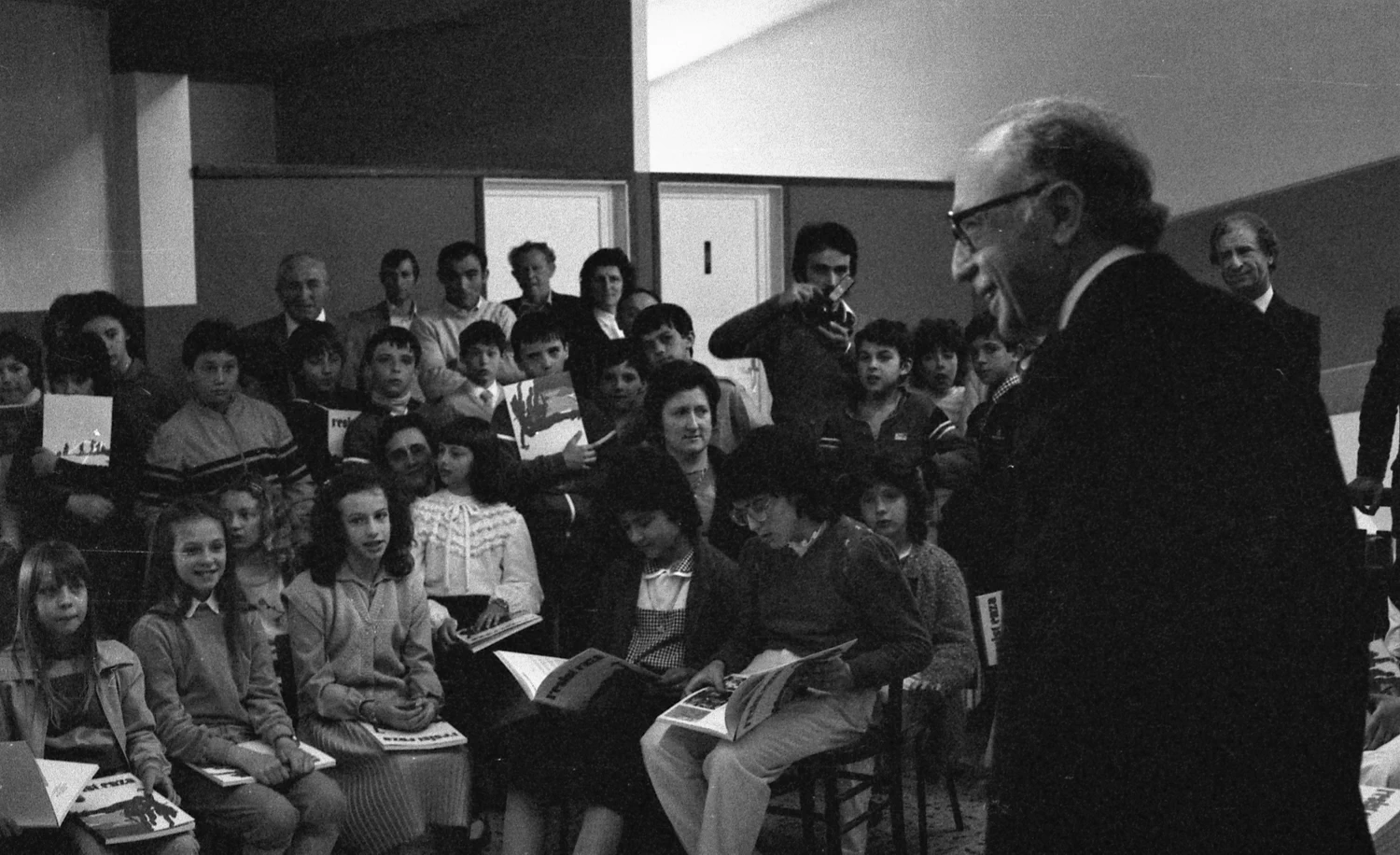 1983 - incontro con i ragazzi a scuola
